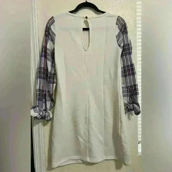 White dress with plaid sleeves - Picture 4 of 4